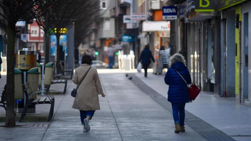 Varias personas por la calle Barcelona durante el estado de alarma.