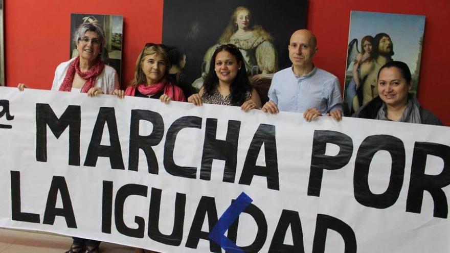 La concejala castropolense Teresa Dorado; la abogada del centro asesor de la mujer de Vegadeo, Maite Fernández; Mariela Cuevas, de la asociación de paraguayos; Javier Santos, y Rossana Portillo, del colectivo, en el IES .