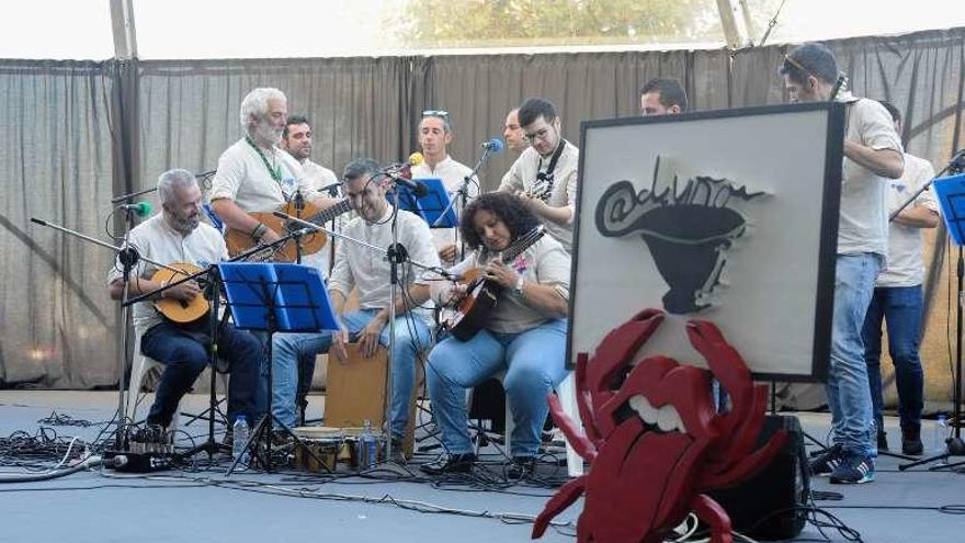 Actuación de &quot;@deviño&quot; en la carpa institucional. // Iñaki Abella