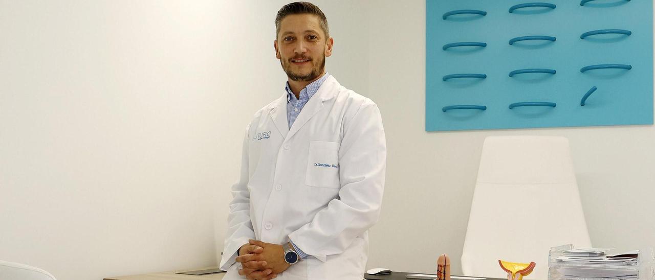 El doctor Dacal en la clínica Suturo de Pontevedra