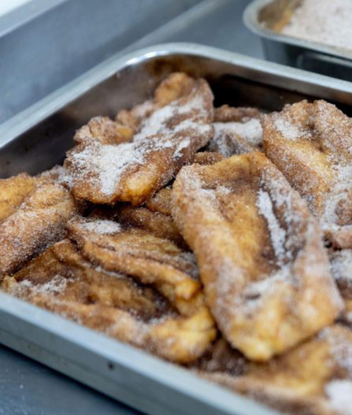 Torrijas y, a la derecha, rosquillas caseras de Cangas del Narcea.