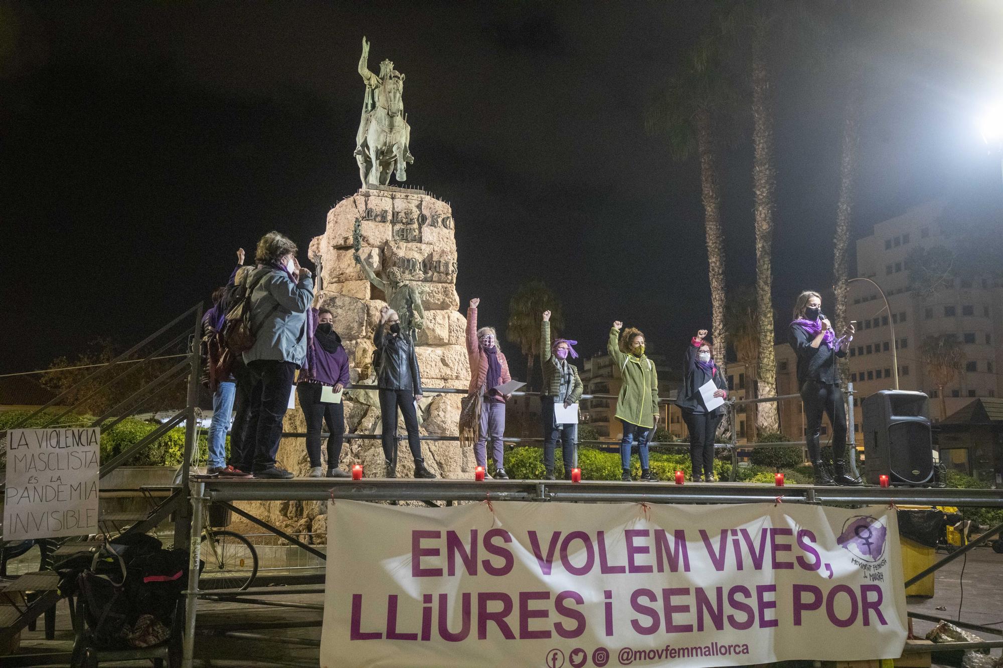 El movimiento feminista de Mallorca lee un manifiesto en la plaza de España de Palma por el 25N