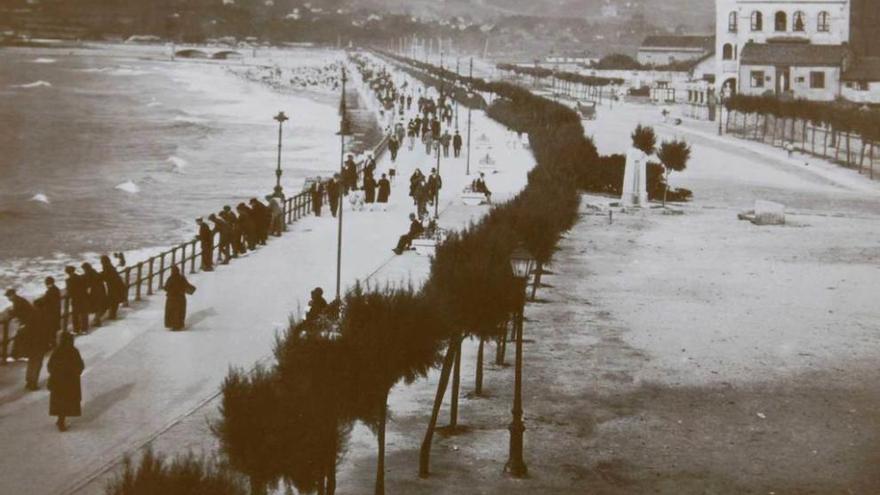 En el centro de la imagen, a la derecha del paseo, se aprecia el monumento de Emiliano Barral, entonces ubicado en la avenida de Rufo García Rendueles, frente a la playa de San Lorenzo.