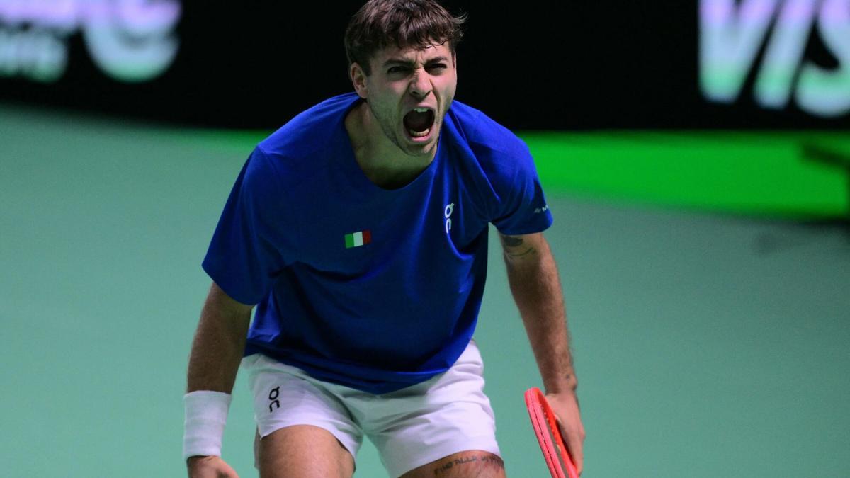 Cobolli celebra el triunfo ante Bergs que dio el pase a Italia para la final de la Davis este viernes.