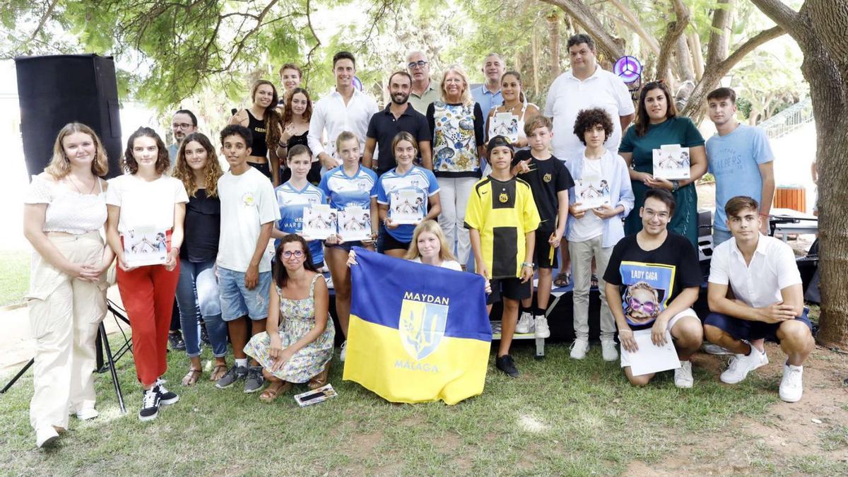 Jóvenes del municipio, con una bandera de Ucrania en solidaridad ante los ataques de Rusia.