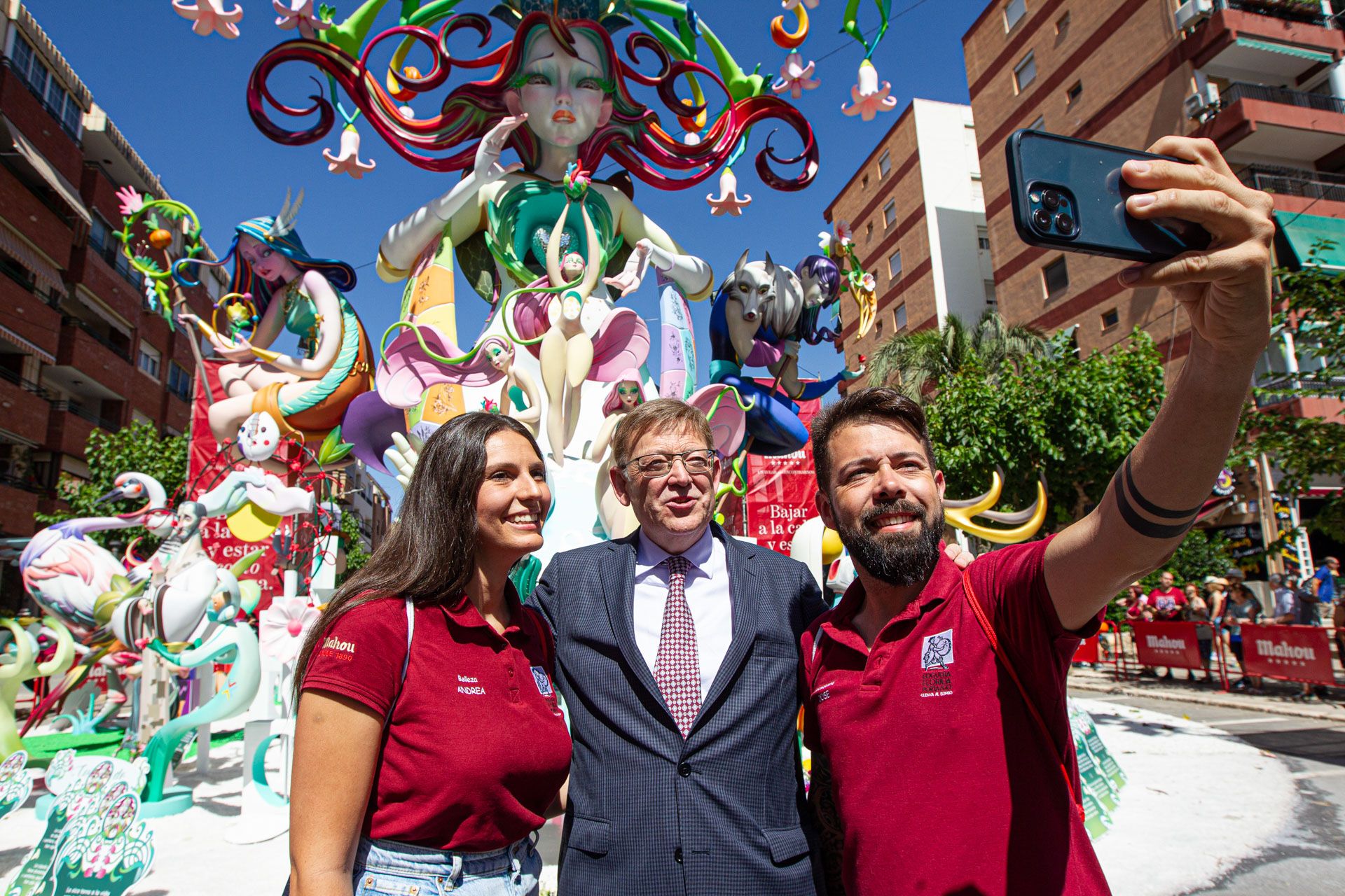 Ximo Puig visita la hoguera de Florida Portazgo