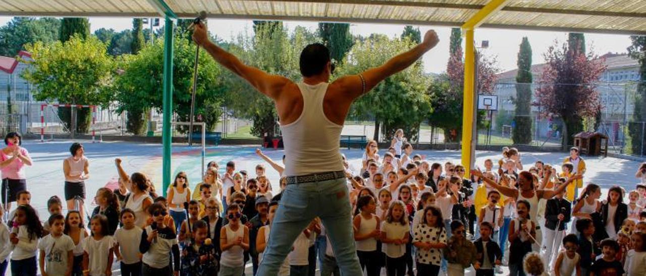 Actuación del “Freddie Mercury” vilagarciano, Fran García, en el CEIP Anexo A Lomba.