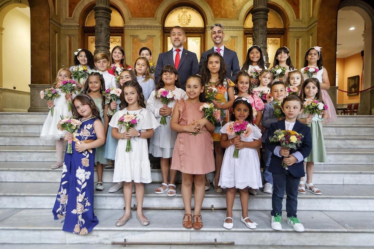 Dieciocho candidatas infantiles y cinco niños protagonizarán la gala de la cantera de las Fiestas de Mayo; en la foto, con el alcalde y el concejal de Fiestas.