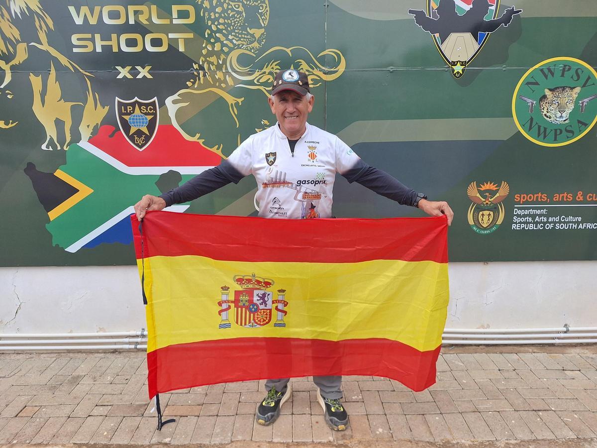 Antonio Comeche, con la bandera de España, en Sudáfrica.