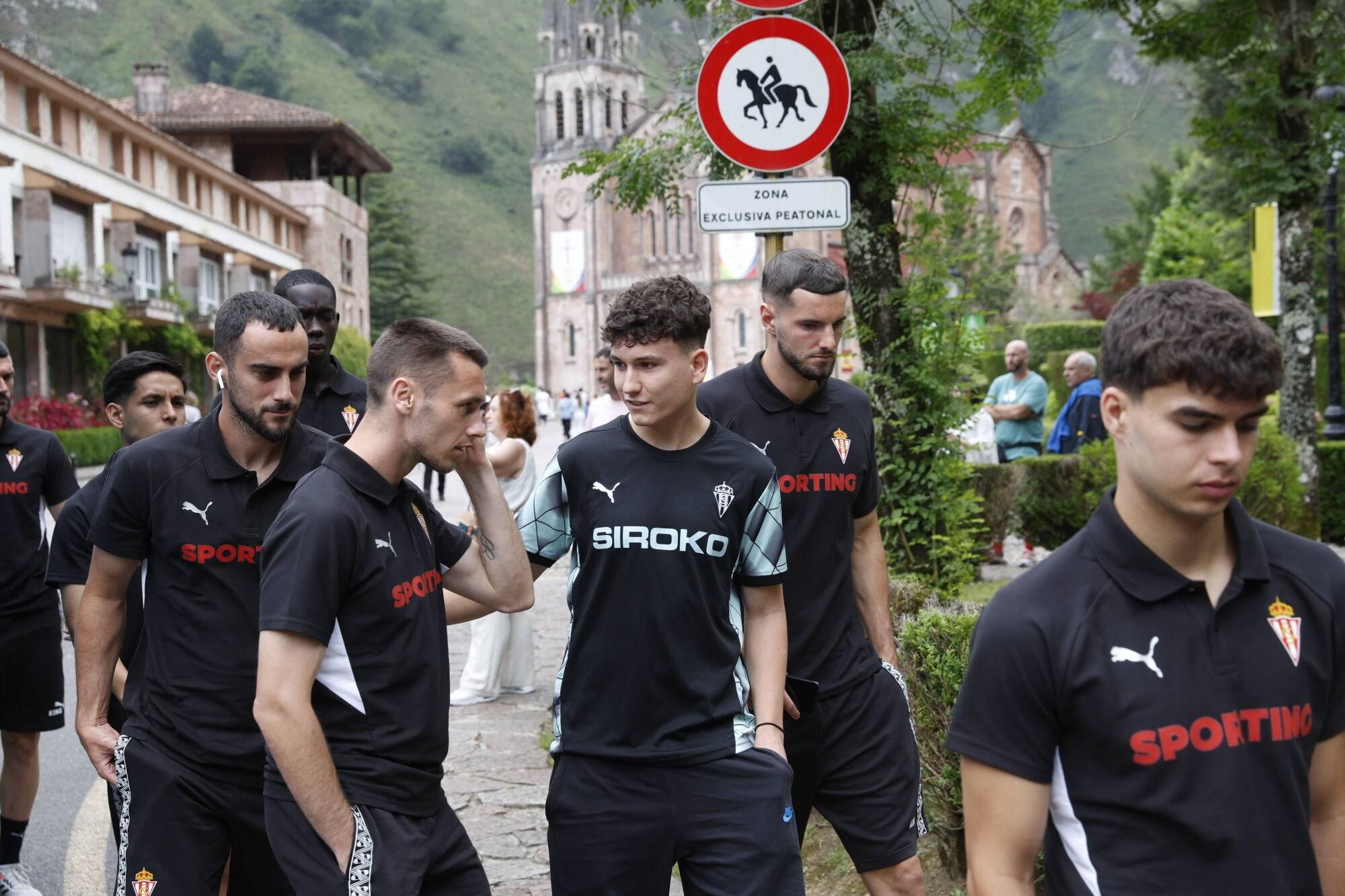 EN IMÁGENES: Visita del Sporting a La Santina en Covadonga
