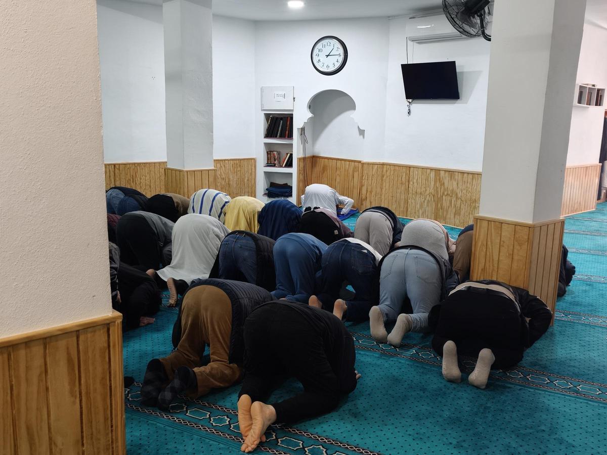 Varios fieles en la Mezquita Arrahma.