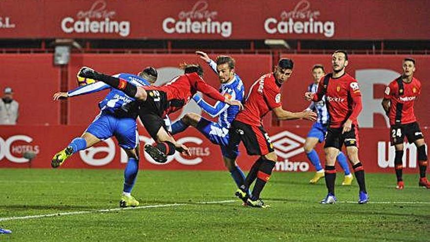 Quique y Santos disputan el balón con varios defensas del Mallorca en el partido de la primera vuelta en Son Moix.