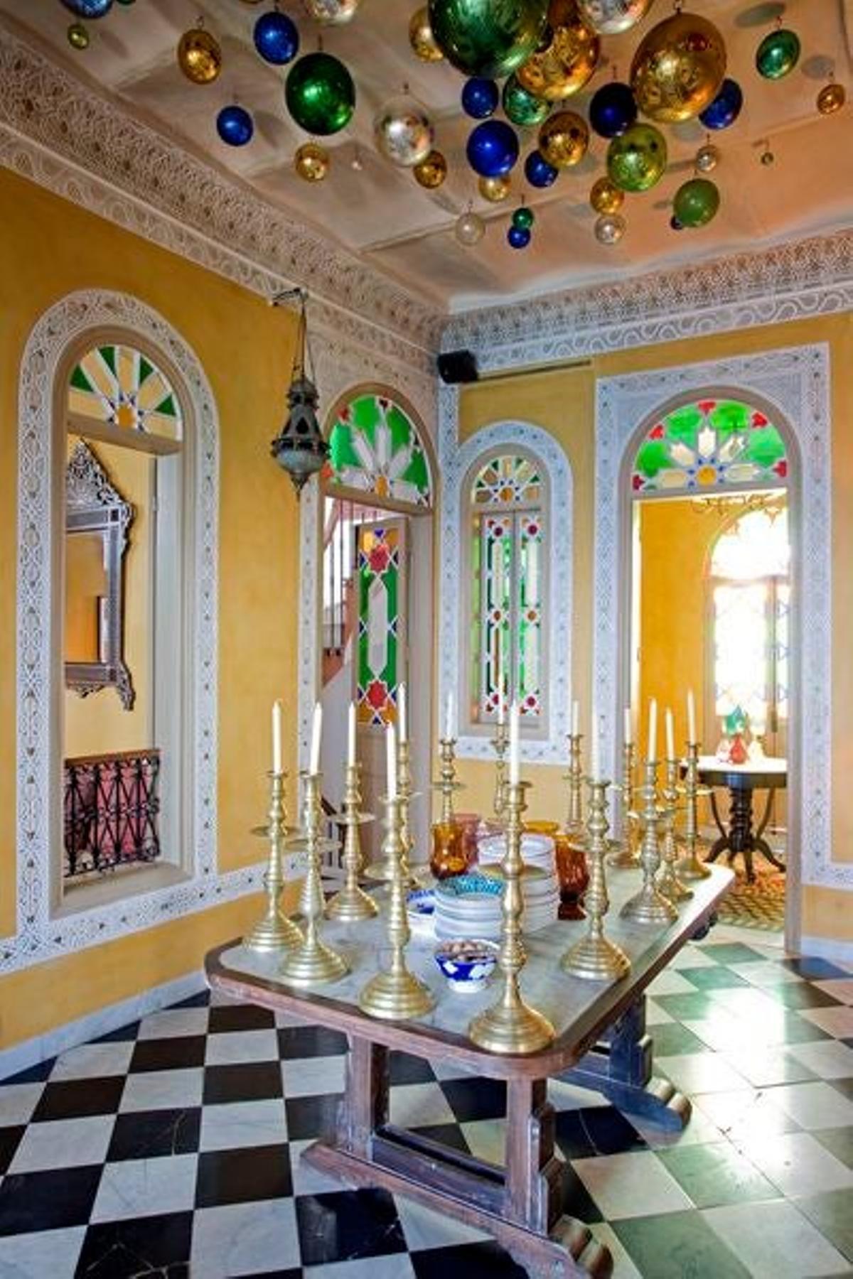 El interior de algunos edificios están muy recargados ornamentalmente
