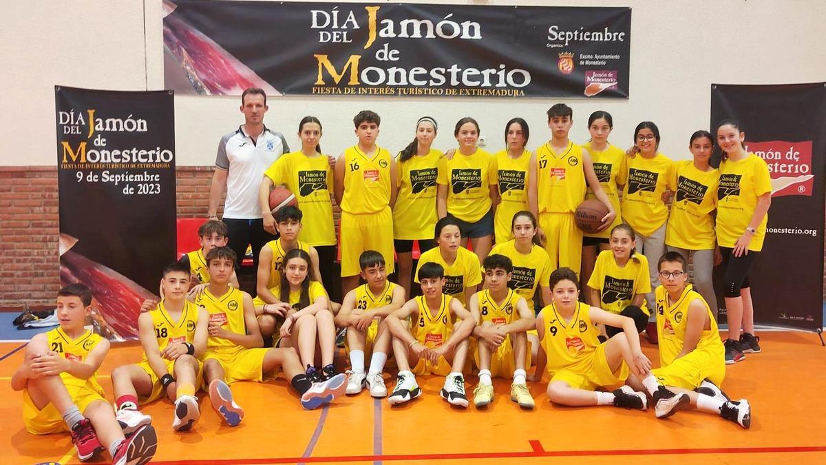 El concejal de deportes con los equipos masculino y femenino infantil de la AB Monesterio