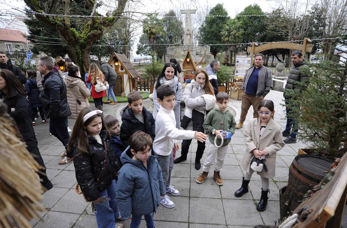 Gente en las Aldeas de Nadal de Lalín.
