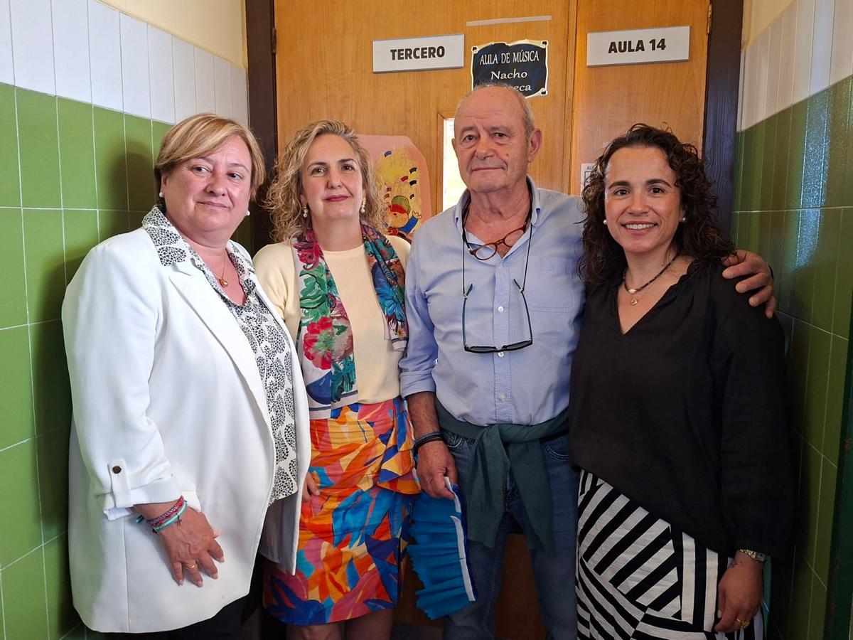 Por la izquierda, Ana Nosti, Inés Estrada, Nacho Fonseca y Noelia Macías, ante el aula de música
