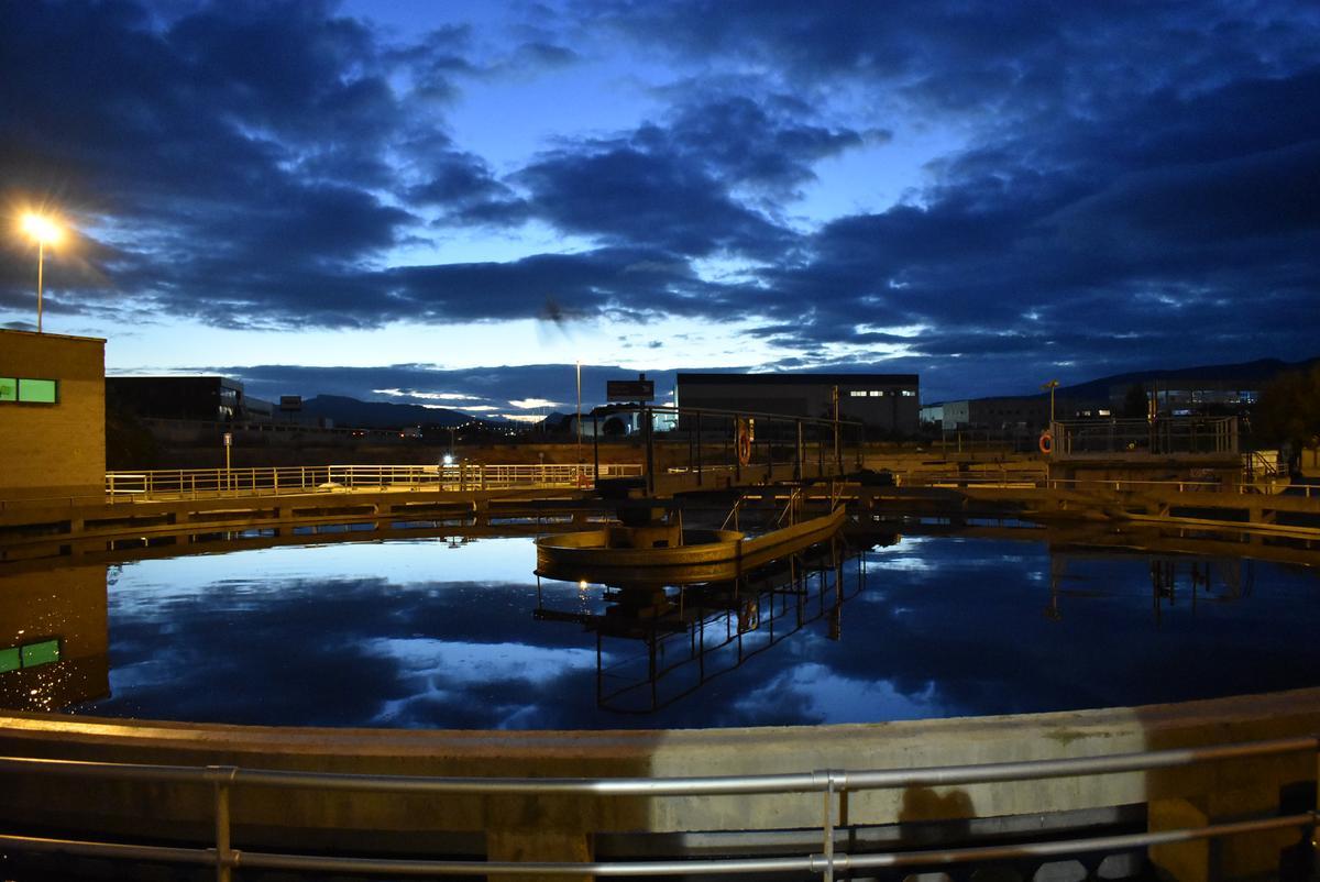 Vista nocturna de la depuradora de la Mancomunidad Intermunicipal del Valle del Vinalopó.