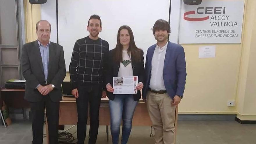 Entrega del premio a la ganadora del concurso.