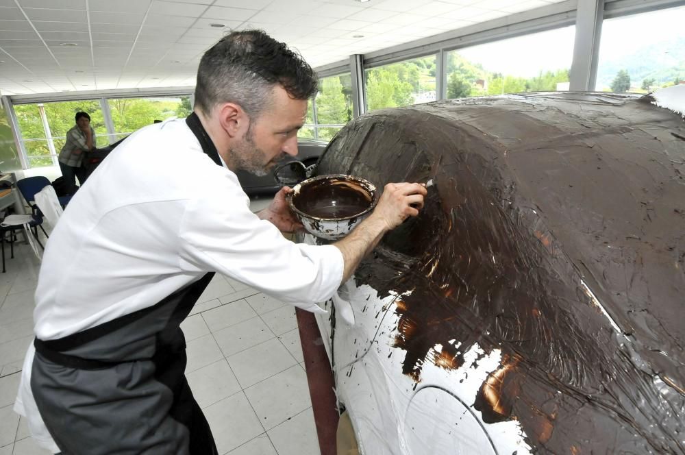 El pastelero Toño Argüelles cubre de chocolate un coche