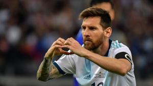 Lionel Messi (d) celebra un gol durante el partido Argentina-Paraguay del Grupo B de la Copa América de Fútbol 2019, en el Estadio Mineirão de Bello Horizonte, Brasil