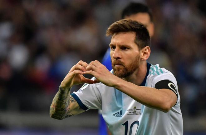 Lionel Messi (d) celebra un gol durante el partido Argentina-Paraguay del Grupo B de la Copa América de Fútbol 2019, en el Estadio Mineirão de Bello Horizonte, Brasil