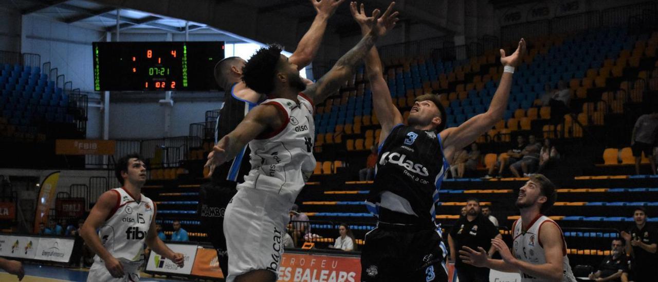 Alejandro Zurbriggen, alero del Class Sant Antoni, en un lance de juego.