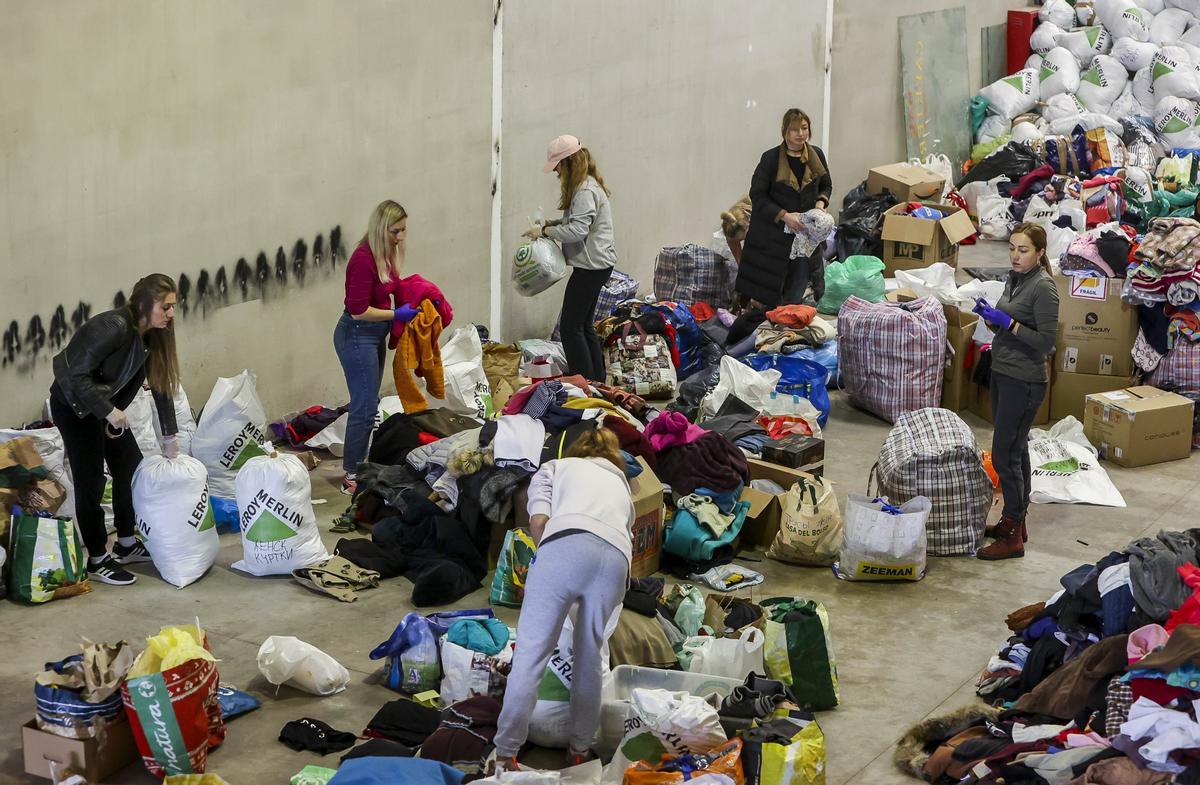 Ucranianas y Rusas trabajan juntas en el empaquetado de ayuda humanitaria Ucranianas y Rusas trabajan juntas en el empaquetado de ayuda humanitaria