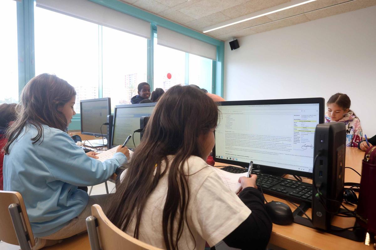 Valencia. CEIP Les Arts . Escuela de Radio Aula de radio . Reportaje . Colegio alumnos tecnología ordenador ordenadores micrófono estudios método