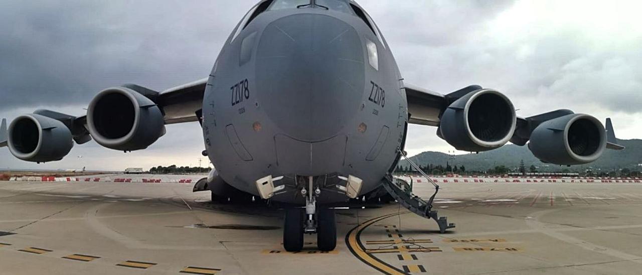 Imágene del Boeing C-17 Goblemaster III de la fuerza Aérea de los Estados Unidos, ayer en el aeropuerto de Ibiza.