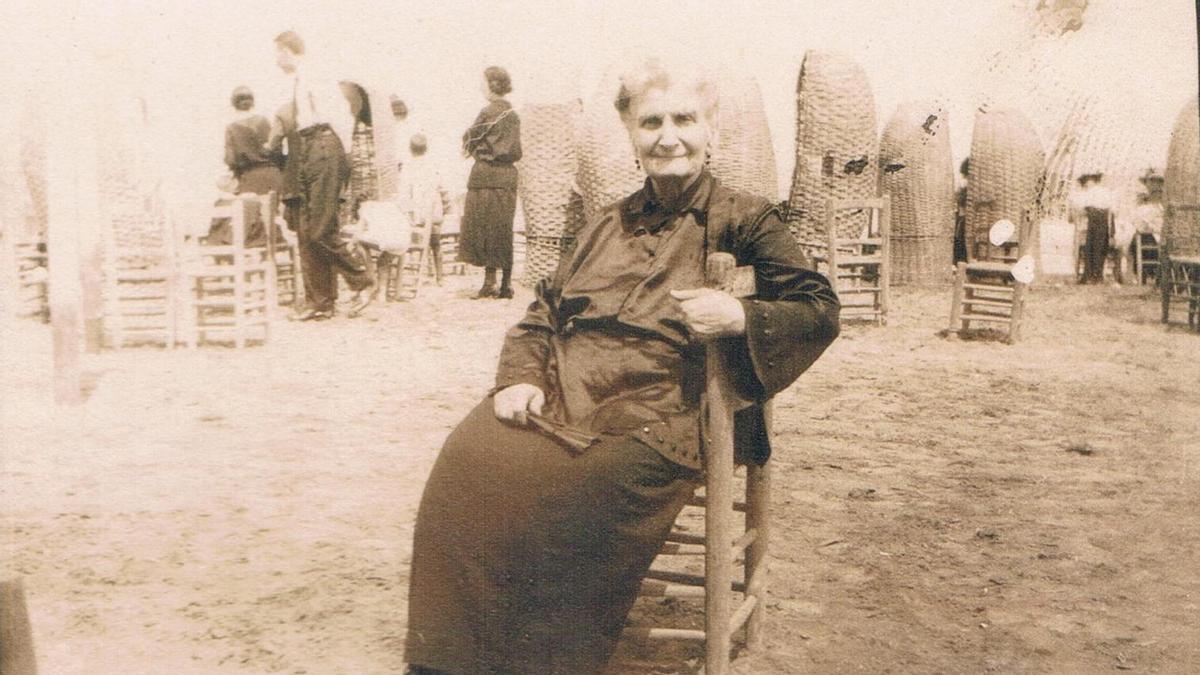 Una mujer en la playa de la Malva-rosa, en 1918.