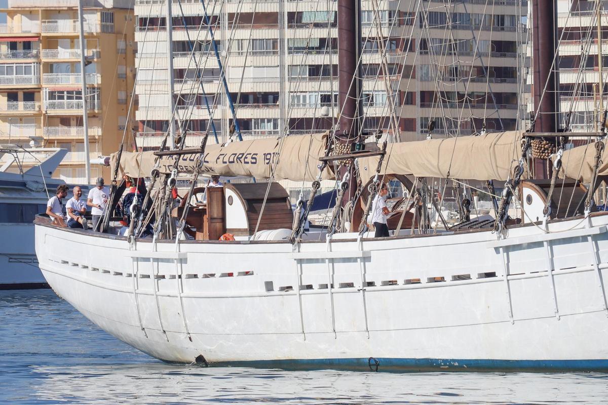 El velero histórico Pascual Flores ya está en la bahía de Torrevieja