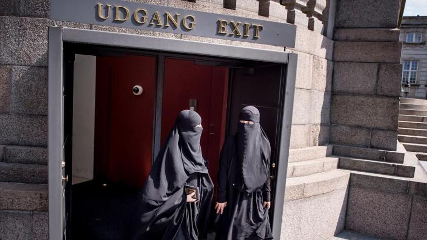 Mujeres que llevan niqab salen del Parlamento en Copenhague.