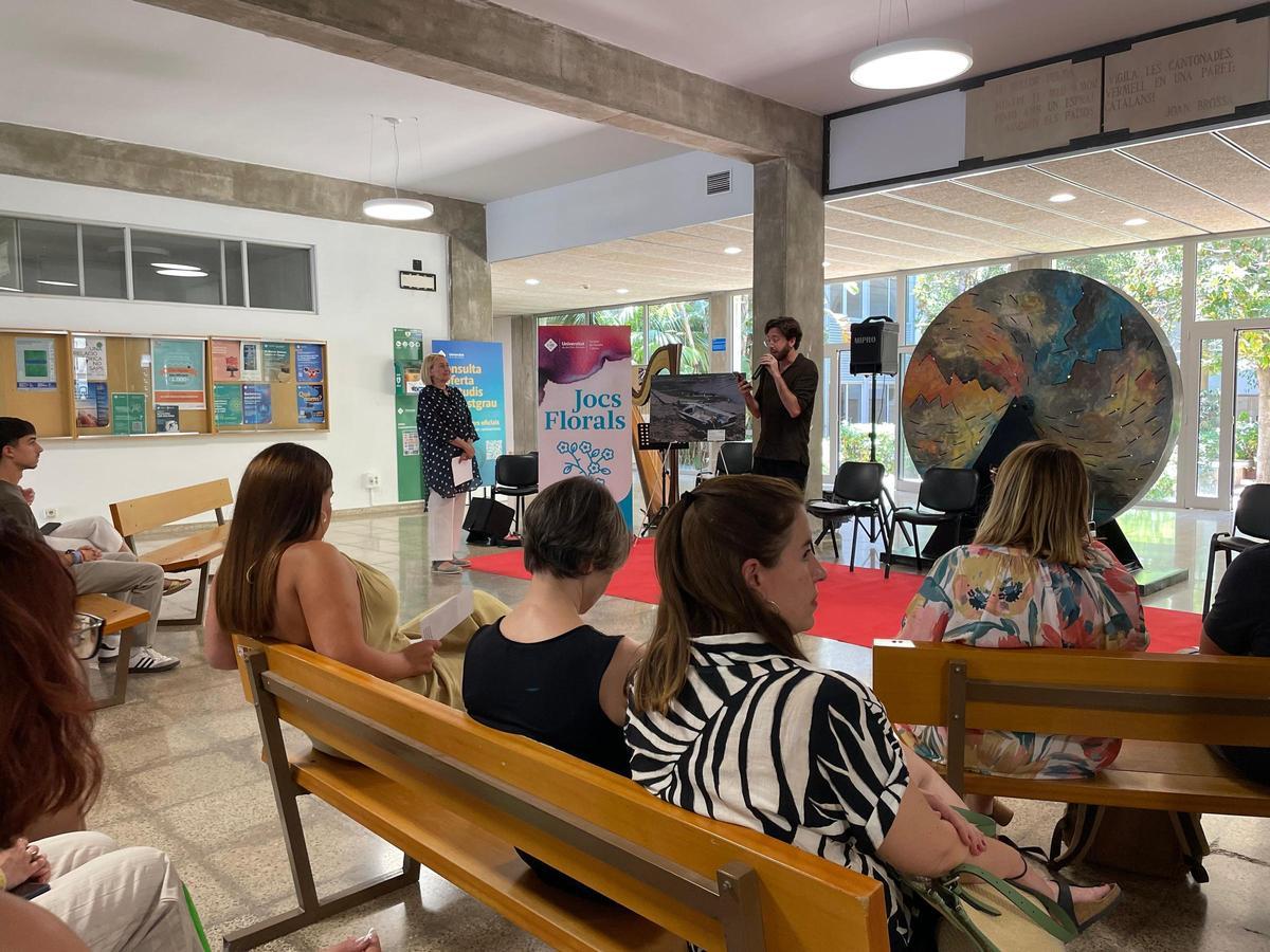 Imágenes del acto de entrega de premios de los II Jocs Florals de la Facultad de Filosofía y Letras