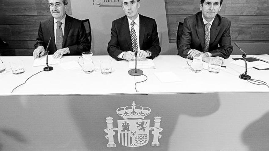 Ramón Jáuregui, entre Virgilio Zapatero y Pedro José González-Trevijano, de la comisión sobre el Valle de los Caídos.