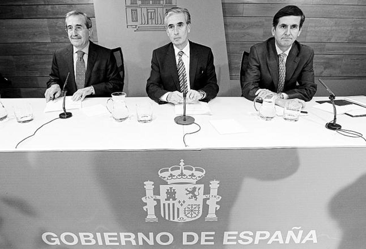 Ramón Jáuregui, entre Virgilio Zapatero y Pedro José González-Trevijano, de la comisión sobre el Valle de los Caídos.