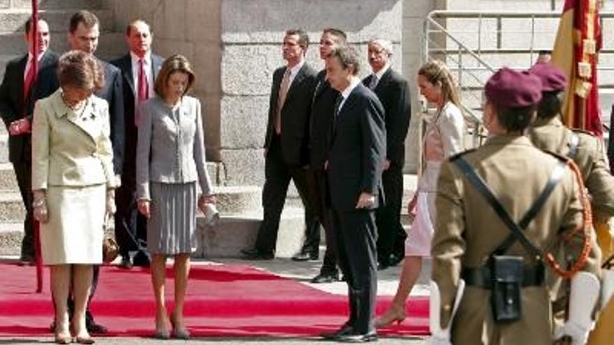 La Reina y los Príncipes saludan a la bandera, en presencia del presidente del Gobierno, José Luis Rodríguez Zapatero.