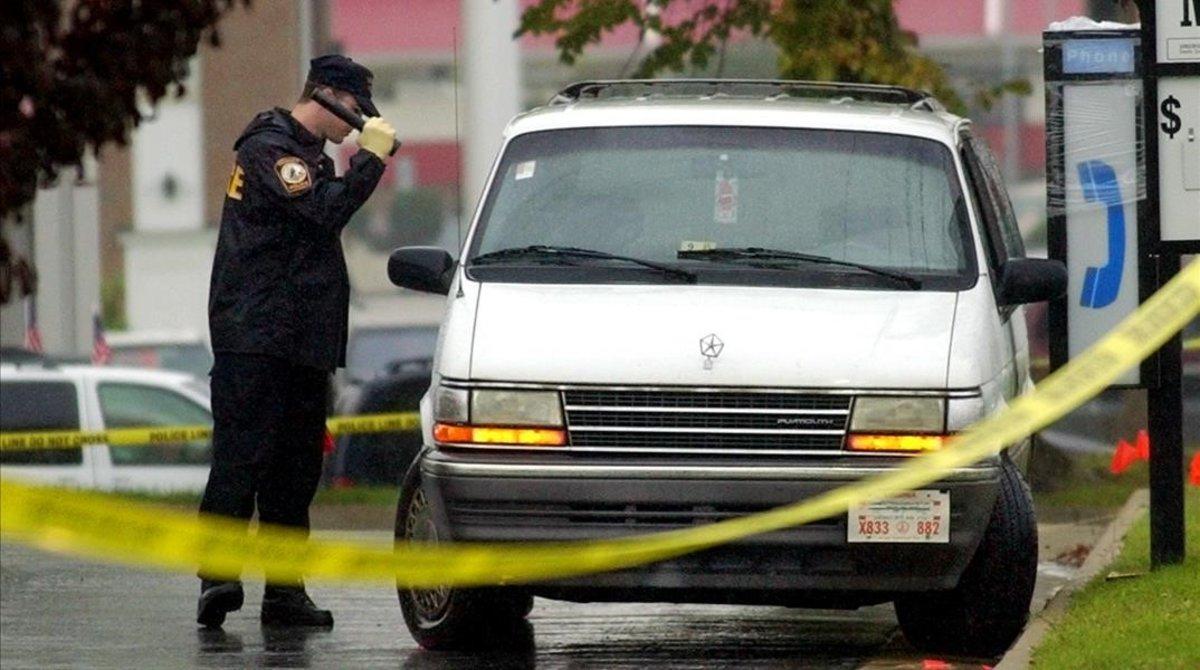 undefined394440 a henrico county police officer shines a flashlight into the190816163442