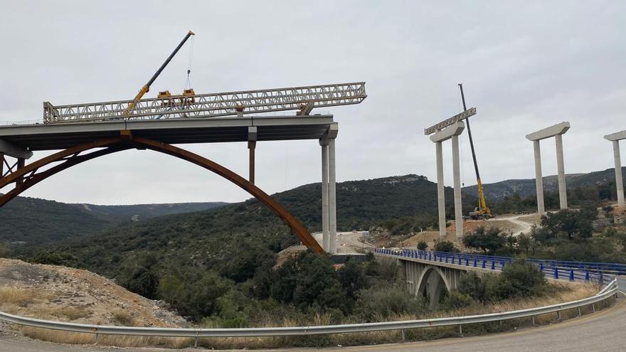 Trabajos de recolocación en el puente de la Bota