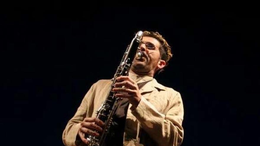 Fernando Abreu, tocando o clarinete na obra &#039;Vento Mareiro&#039;. / caramuxo.