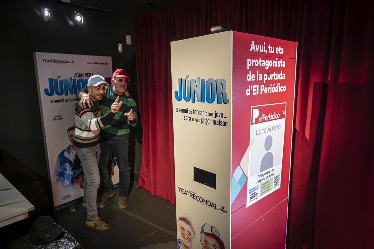 El estreno de Júnior en el Teatre Condal, la nueva comedia protagonizada por Joan Pera, fue divertida desde el primer momento. Nada más llegar a la sala del Paral.lel el público se ambientó en la historia gracias a un fotomatón