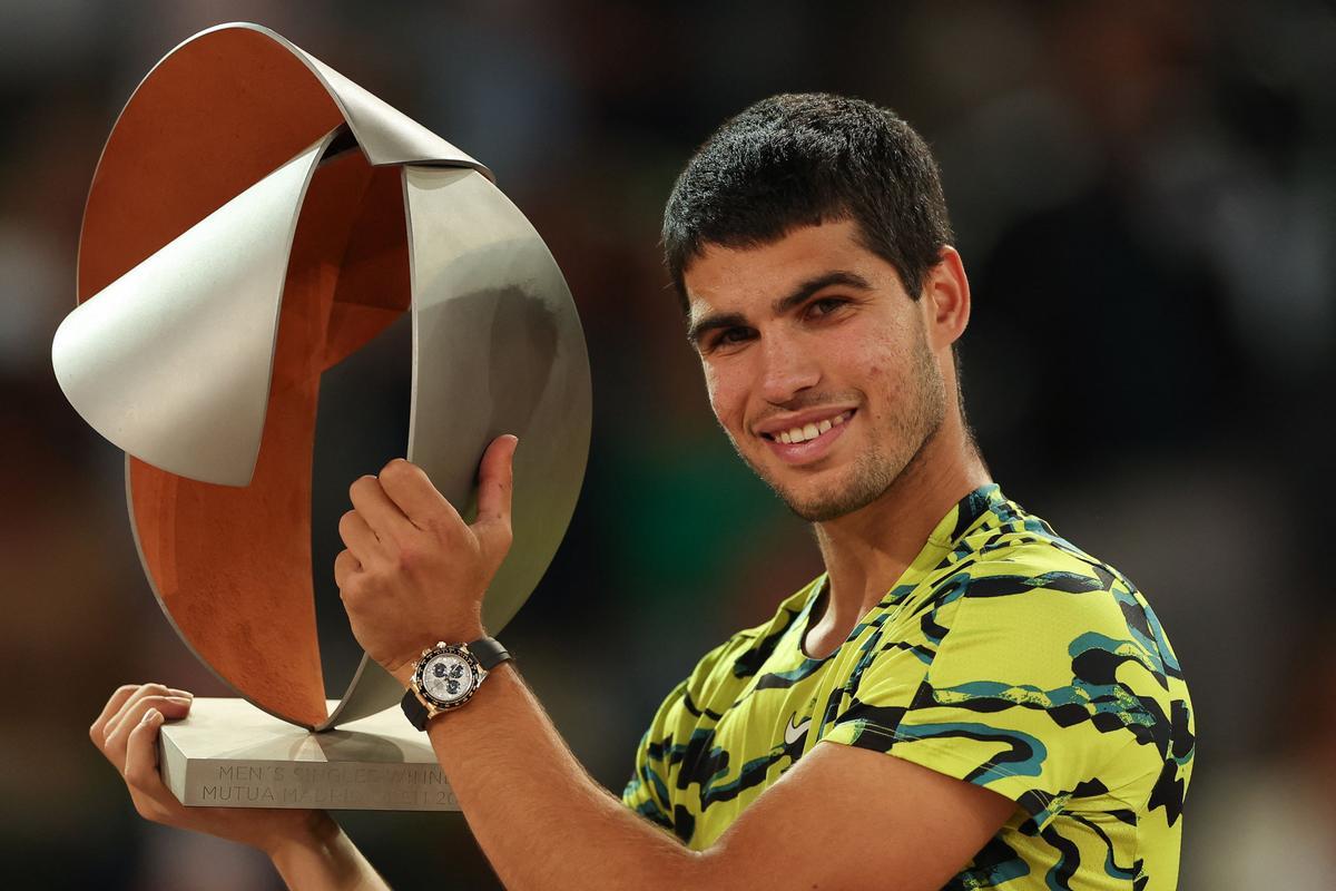 Carlos Alcaraz, con el trofeo de campeón en Madrid.