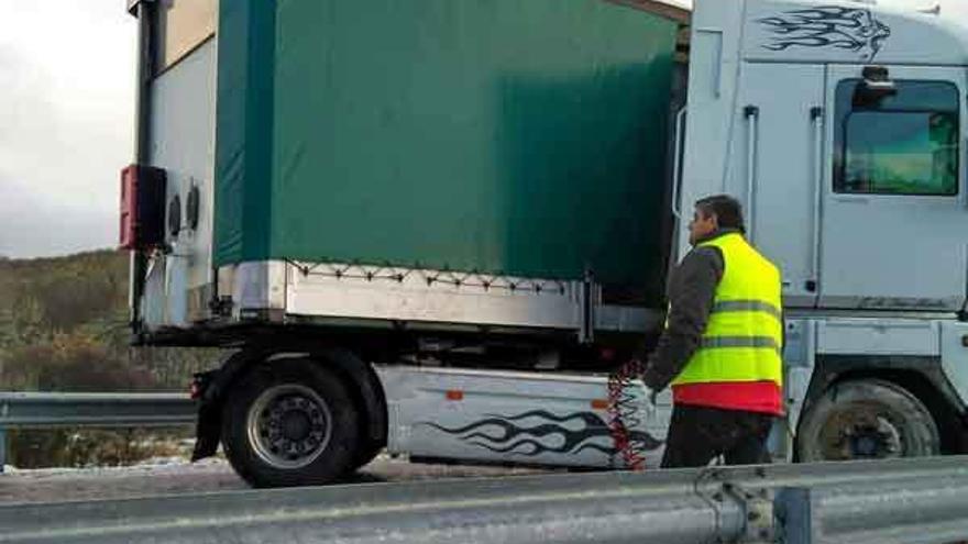 El accidente de un camión provoca el corte de la carretera en Justel