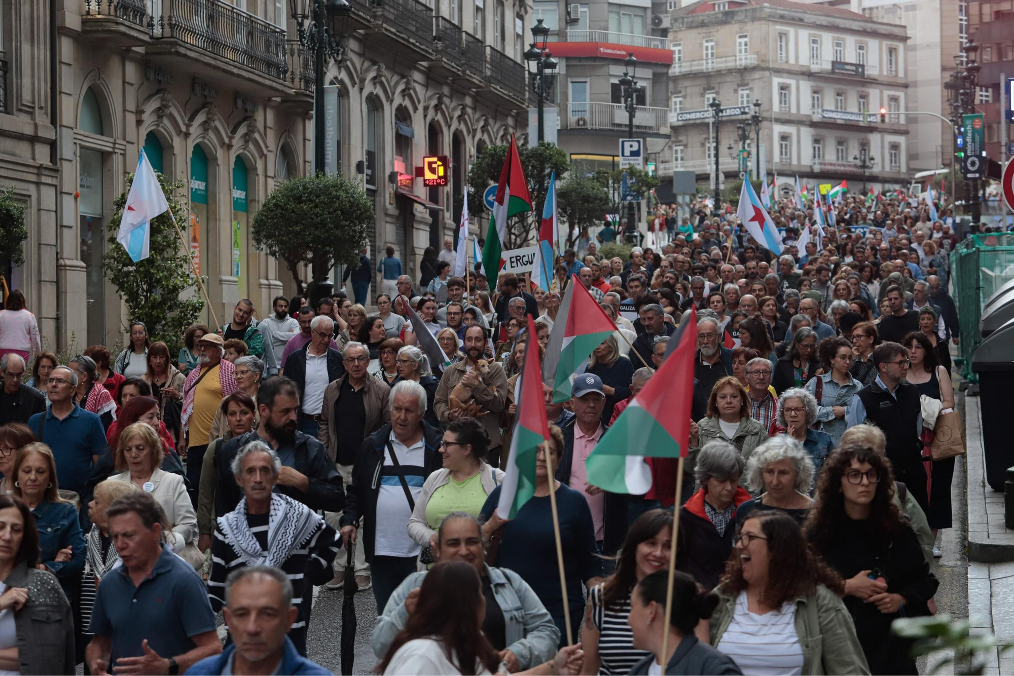 Las imágenes de la multitudinaria manifestación en Vigo contra el «genocidio» de Israel sobre Palestina