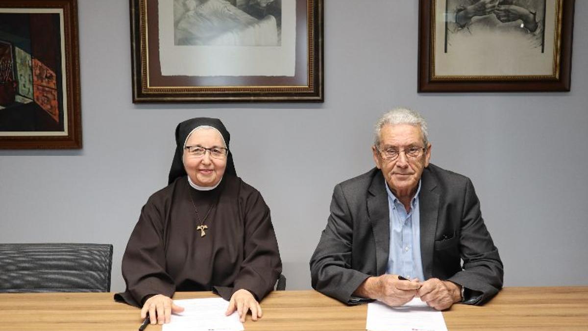 Una religiosa del monasterio de Santa Ana y el presidente de Fundación CB, Emilio Vázquez, tras la firma del convenio.
