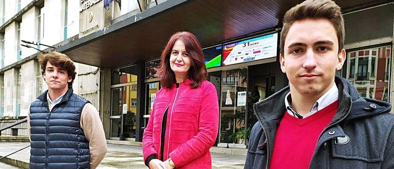 Por la izquierda, Guillermo Domínguez, Almudena Ordóñez y Héctor Álvarez, ayer, en la Escuela de Minas. | F. T.