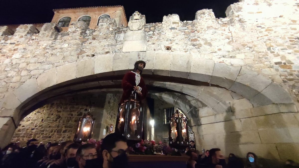 Vía crucis con Jesús de la Salud por las calles de Cáceres.