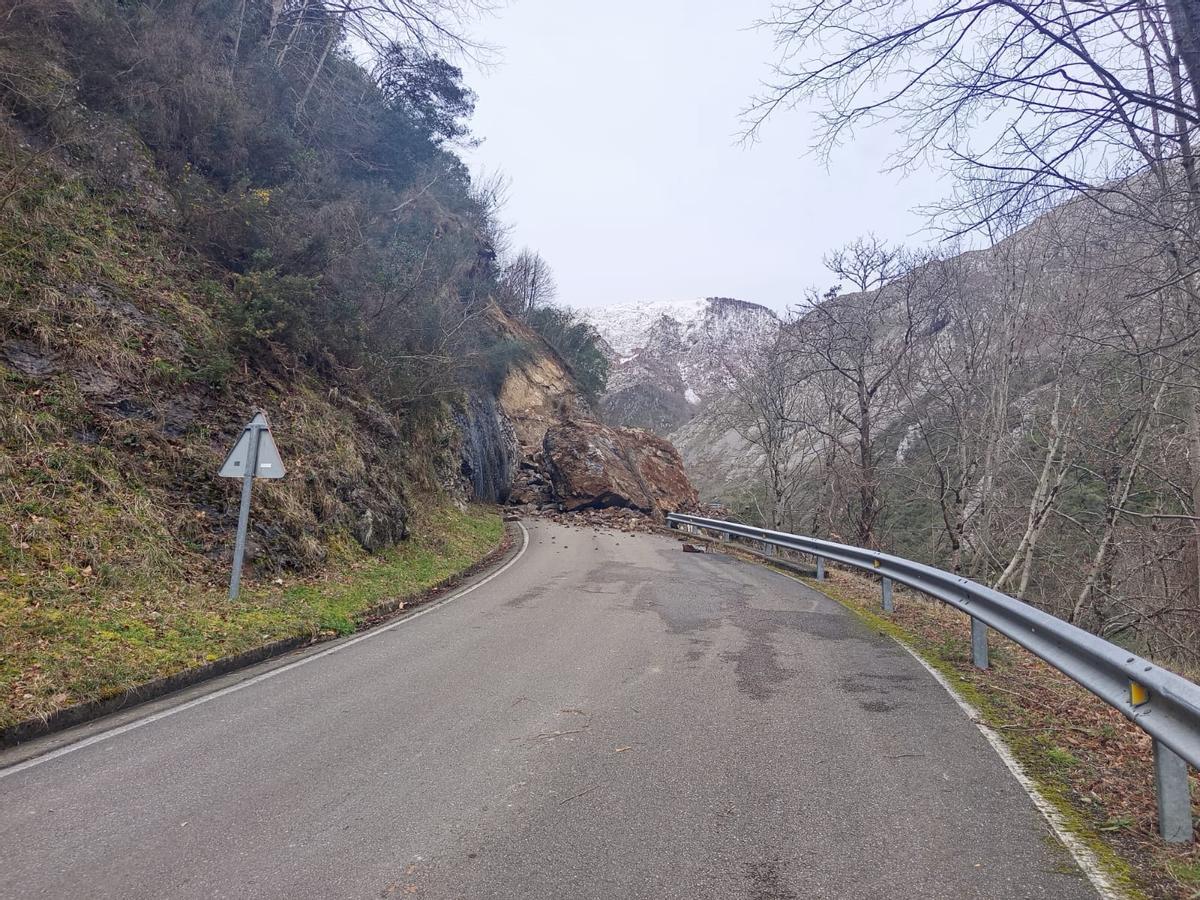 La desprendimiento en la carretera de Viegu, en Ponga.