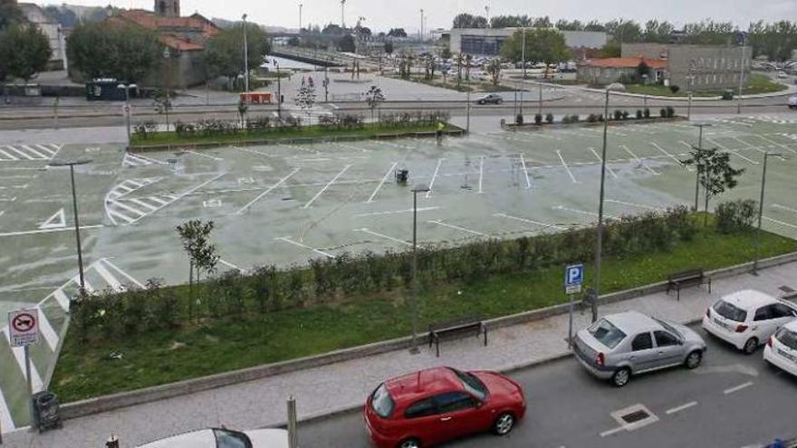 Imagen del nuevo espacio destinado a aparcamiento, situado frente al Liceo de Bouzas. // Marta G. Brea