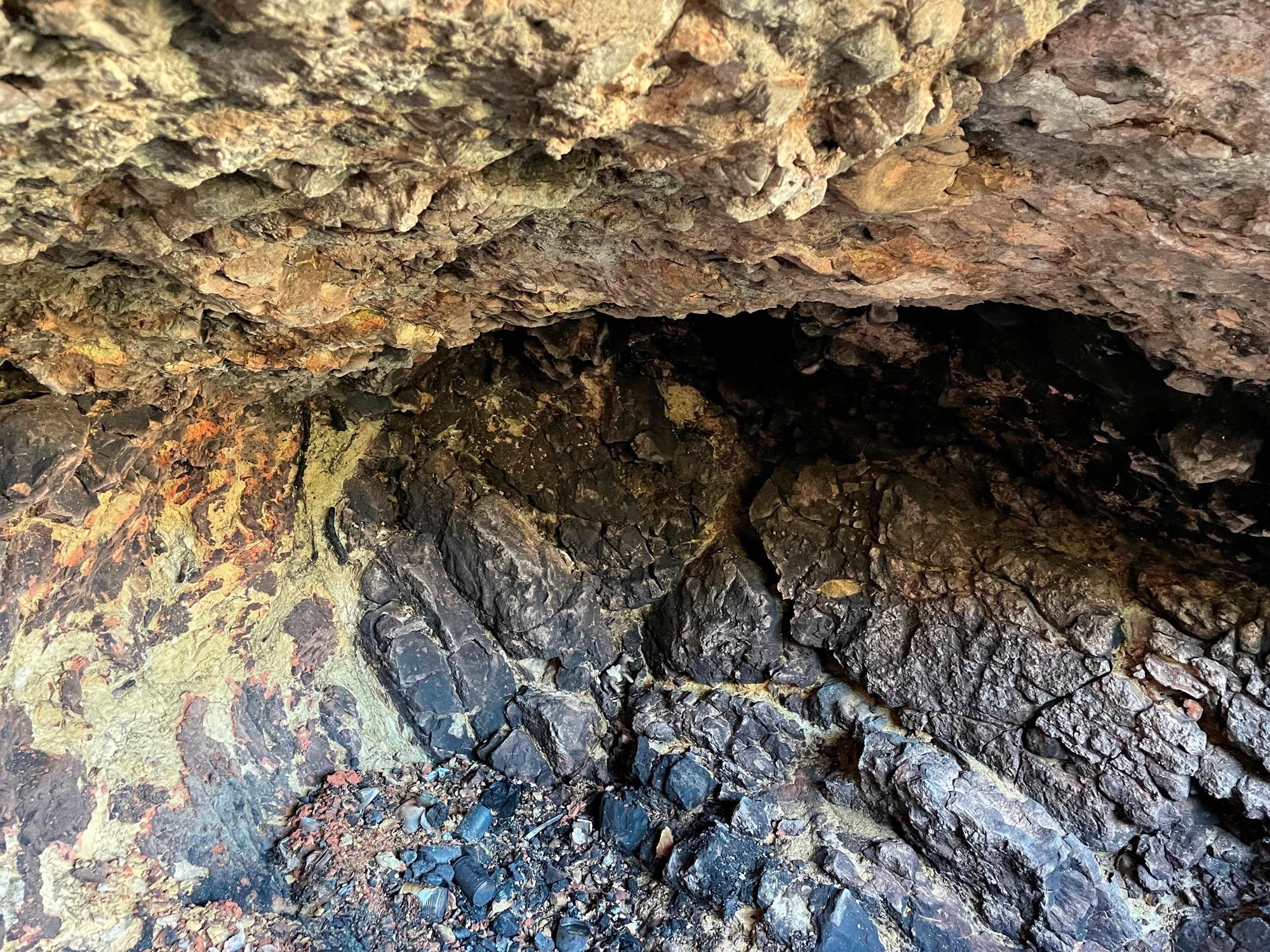 Basura y cueva quemada en es Soto