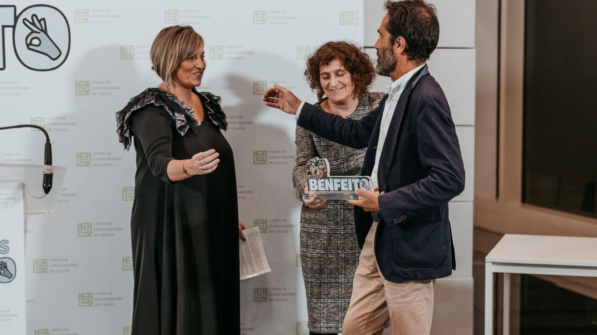 El director de Xenera, Esteban Luis, recoge el galardón de los premios BenFeito.